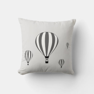 Grijze en witte hete luchtballonnen op zilver kussen