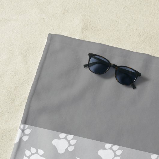 Grijze en witte honden en bonen met naam strandlaken (In situ)