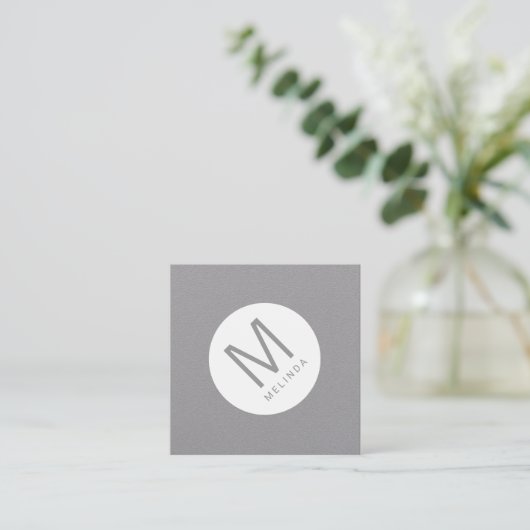 Grijze en witte minieme monogram vierkante visitekaartje (Staand voorkant)