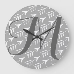 Grijze en witte pijlen met monogram grote klok