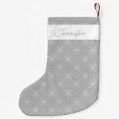 Grijze en witte sneeuwvlokken met aangepaste naam kleine kerstsok (Achterkant)