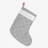 Grijze en witte sneeuwvlokken met aangepaste naam kleine kerstsok (Voorkant (Hangend))