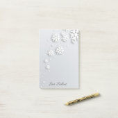 Grijze en witte sneeuwvlokken post-it® notes (Op bureau)