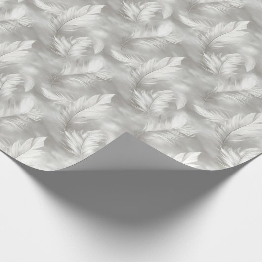 Grijze en Witte Veren Patroon Bruid Cadeaupapier (Hoek)