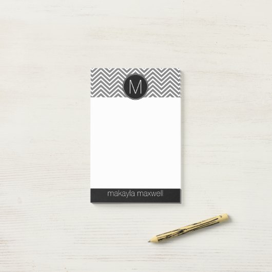 Grijze en zwarte Chevrons met aangepast monogram Post-it® Notes (Op bureau)