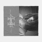 Grijze foto-monogram naam modern script fleece deken (Voorkant (Horizontaal))