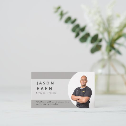 grijze foto van persoonlijke trainer visitekaartje (Staand voorkant)