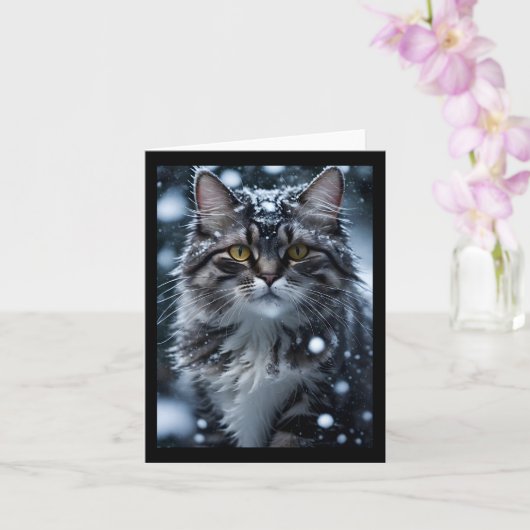 Grijze gestreepte kat in sneeuw witte kaart (Orchidee)