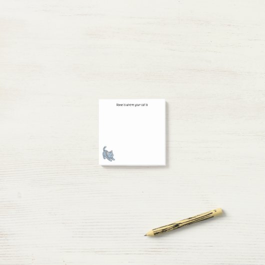 Grijze gestreepte kat met aangepaste tekst post-it® notes (Op bureau)