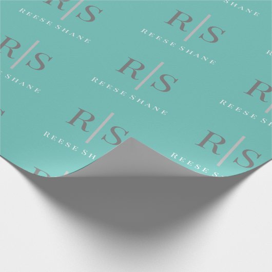 Grijze grijze monogram & witte naam, licht Blauwgr Cadeaupapier (Hoek)