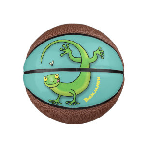 Grijze groene gekko-groeten met bug-cartoon basketbal