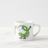 Grijze groene gekko-groeten met bug-cartoon espresso kop (Rechts)