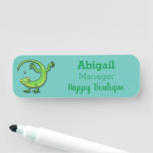 Grijze groene gekko-groeten met bug-cartoon naamplaatje (In situ)