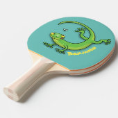 Grijze groene gekko-groeten met bug-cartoon tafeltennisbatje (Voorkant Gekanteld)