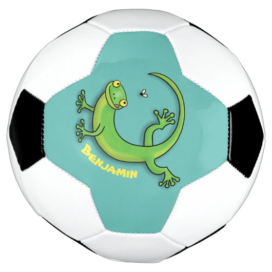 Grijze groene gekko-groeten met bug-cartoon voetbal (Gedraaid)