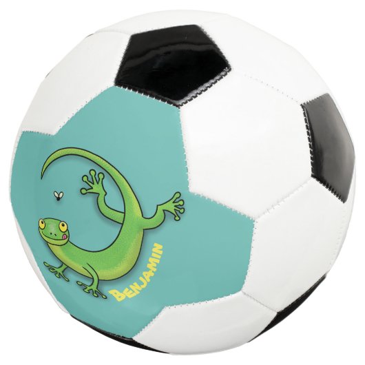 Grijze groene gekko-groeten met bug-cartoon voetbal (Drie kwart)
