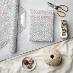 Grijze, groene, roze ruitjes op een witte cadeaupapier