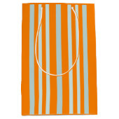 Grijze groene strepen op Oranje Medium Cadeauzakje (Voorkant)