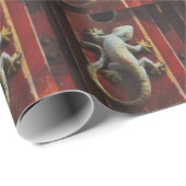 grijze hagedis op versleten hout cadeaupapier (Rol Hoek)