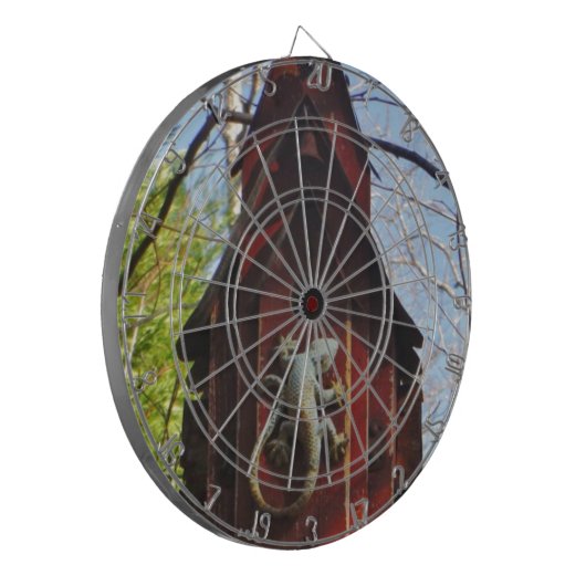 grijze hagedis op versleten hout dartbord (Voorkant Links)