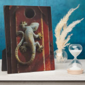 grijze hagedis op versleten hout fotoplaat (Zijkant)