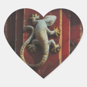 grijze hagedis op versleten hout hart sticker