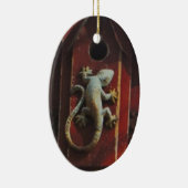 grijze hagedis op versleten hout keramisch ornament (Rechts)