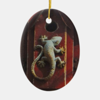 grijze hagedis op versleten hout keramisch ornament