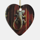 grijze hagedis op versleten hout keramisch ornament (Rechts)