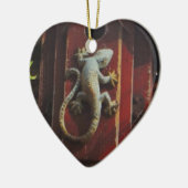 grijze hagedis op versleten hout keramisch ornament (Links)