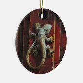 grijze hagedis op versleten hout keramisch ornament (Rechts)