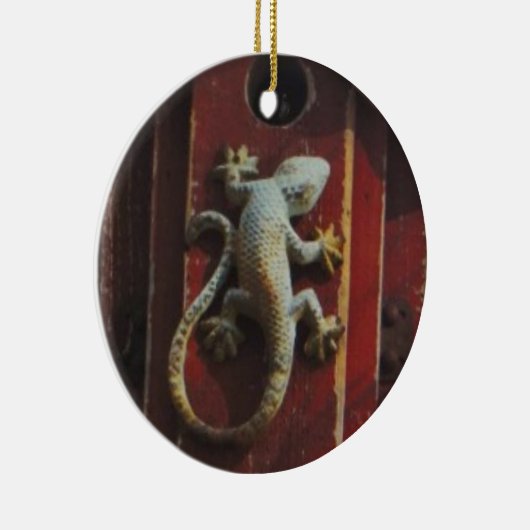 grijze hagedis op versleten hout keramisch ornament (Rechts)