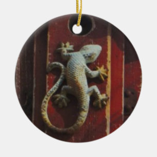 grijze hagedis op versleten hout keramisch ornament