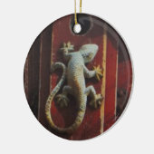 grijze hagedis op versleten hout keramisch ornament (Links)