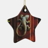 grijze hagedis op versleten hout keramisch ornament (Rechts)