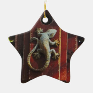 grijze hagedis op versleten hout keramisch ornament