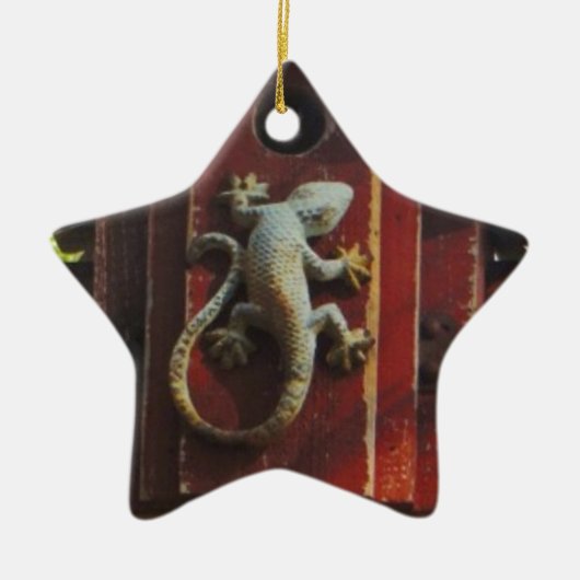 grijze hagedis op versleten hout keramisch ornament (Voorkant)