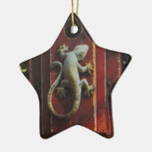 grijze hagedis op versleten hout keramisch ornament (Links)