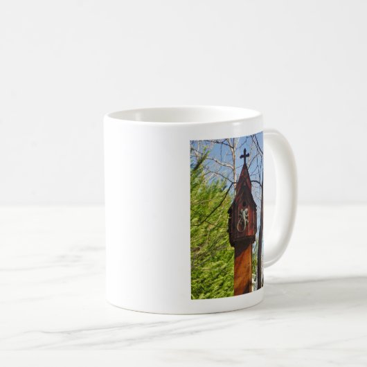 grijze hagedis op versleten hout koffiemok (Voorkant rechts)