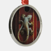 grijze hagedis op versleten hout metalen ornament (Rechts)