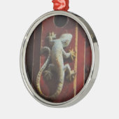 grijze hagedis op versleten hout metalen ornament (Links)