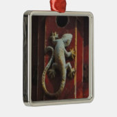 grijze hagedis op versleten hout metalen ornament (Rechts)