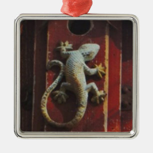 grijze hagedis op versleten hout metalen ornament