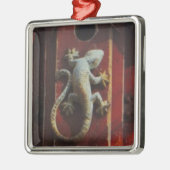 grijze hagedis op versleten hout metalen ornament (Links)