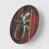 grijze hagedis op versleten hout ronde klok (Hoek)