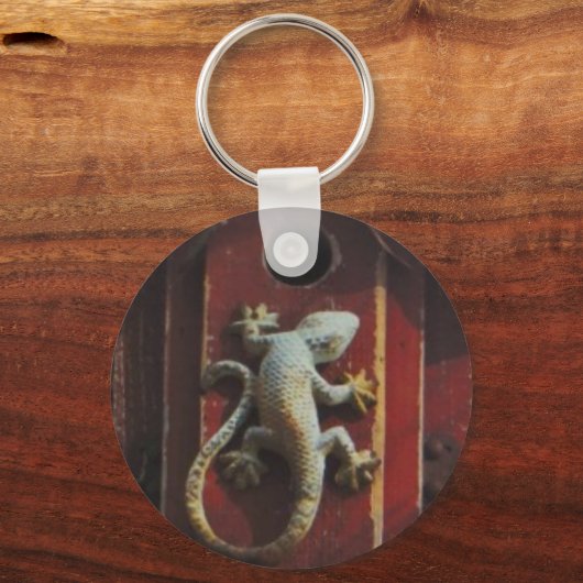 grijze hagedis op versleten hout sleutelhanger (Voorkant)