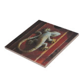 grijze hagedis op versleten hout tegeltje (Zijkant)