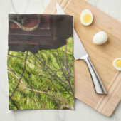 grijze hagedis op versleten hout theedoek (Quarter Fold)