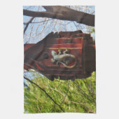 grijze hagedis op versleten hout theedoek (Verticaal)