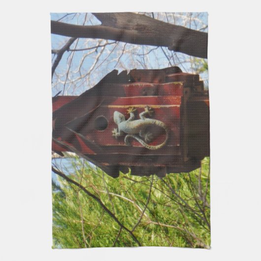 grijze hagedis op versleten hout theedoek (Verticaal)